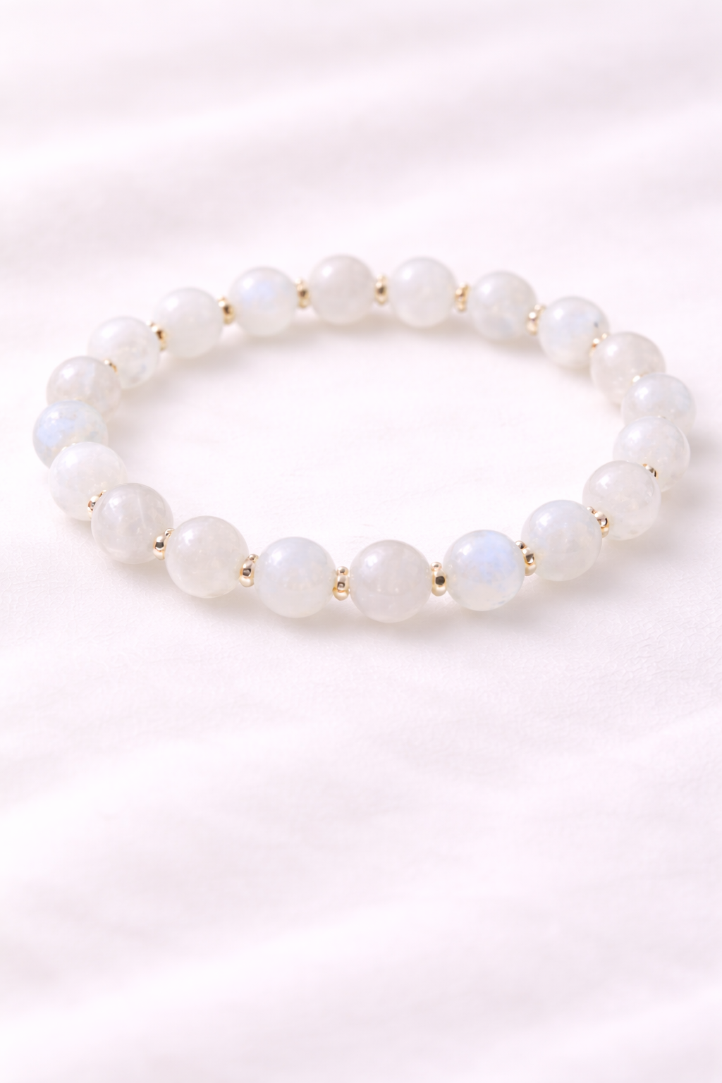 Piatra lunii în bijuterii: feminitate, echilibru și lumină discretă