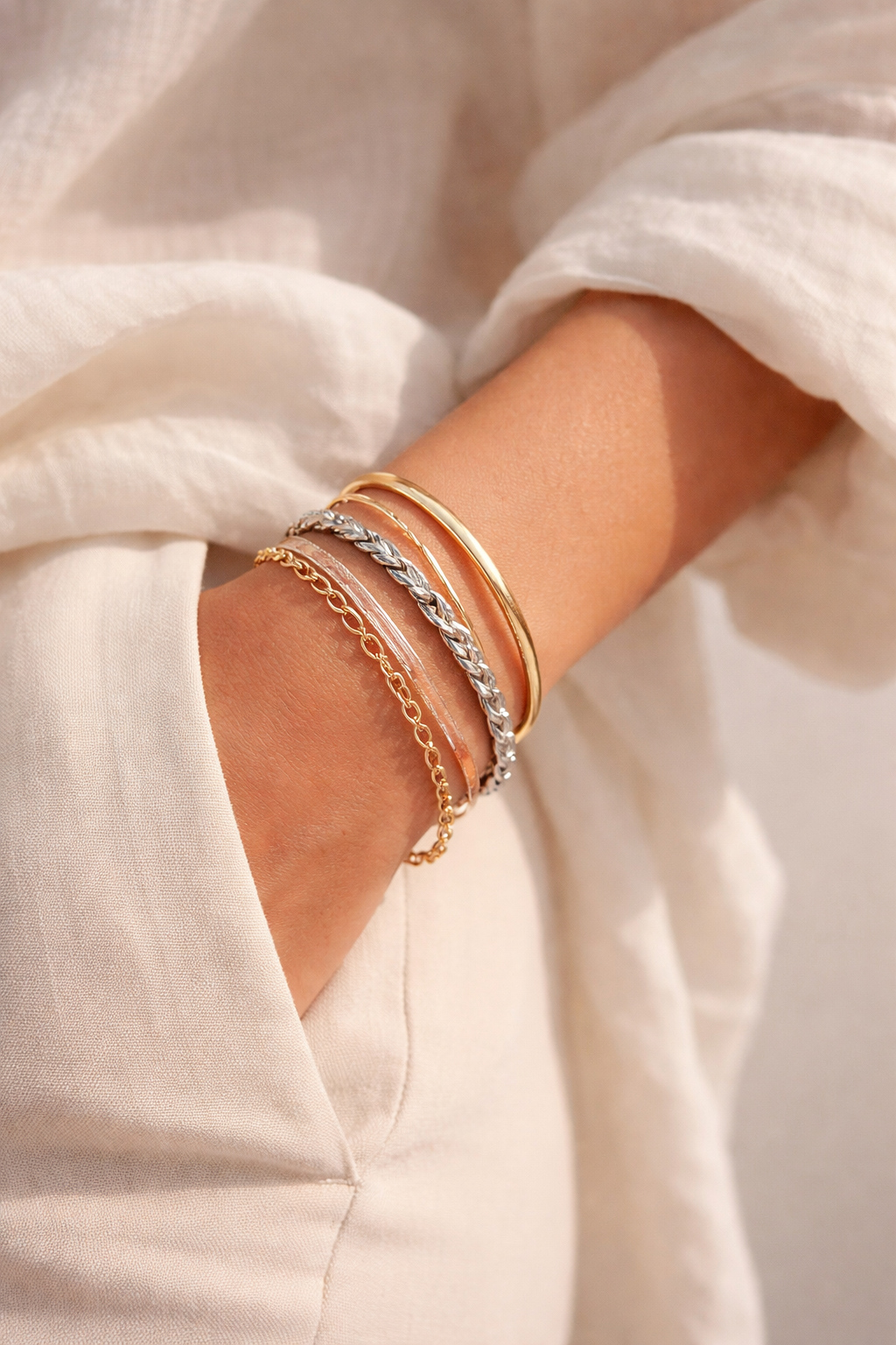 Cum combinăm bijuteriile din aur și argint