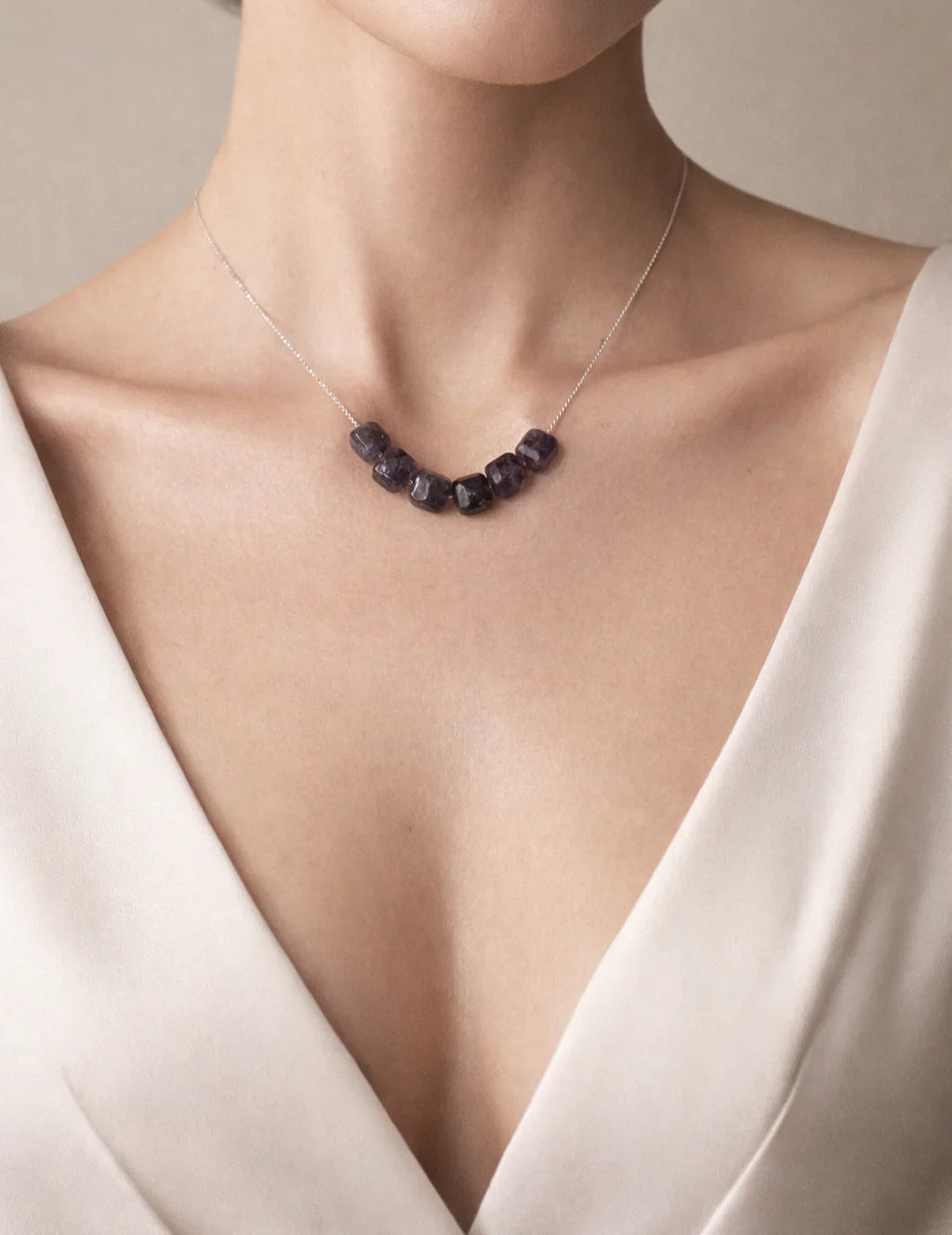 Bijuteriile cu pietre naturale care transformă serile speciale