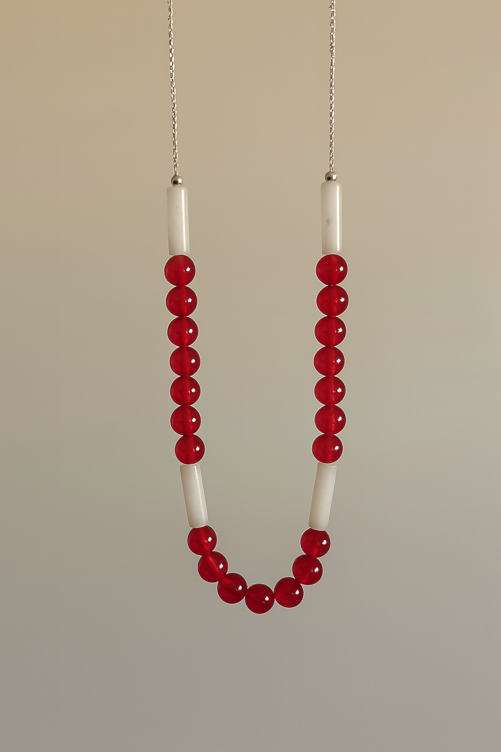 Colier argint și jad chocker la baza gâtului