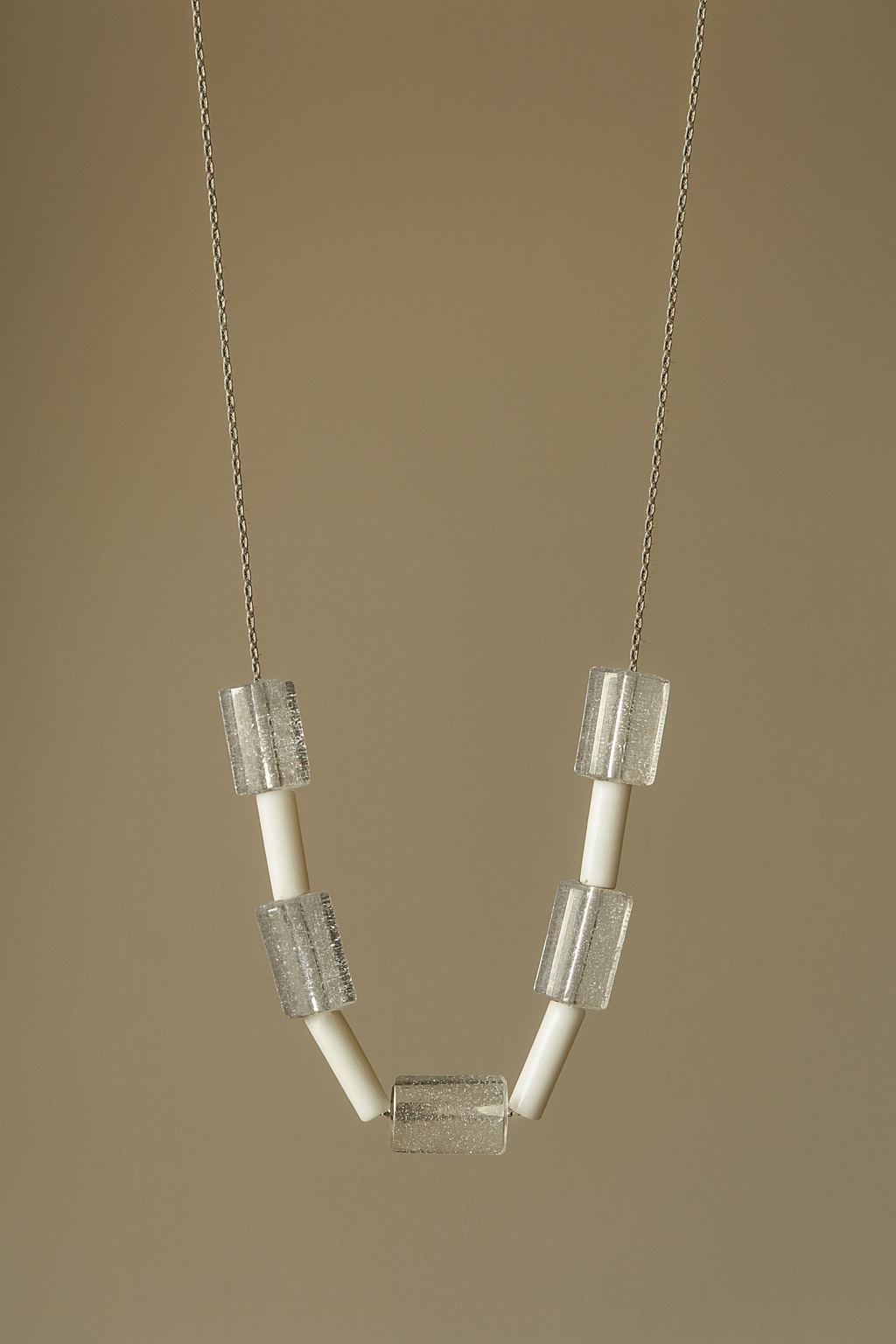 detaliu colier de argint cu cristal de munte și jad