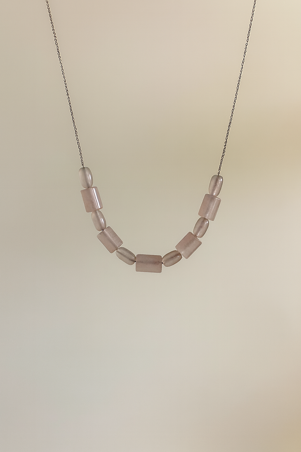 detaliu colier argint si cuart